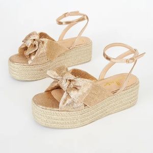Lulu’s 5.5 Rayanna Rose Gold Espadrille Platform Sandals never been worn